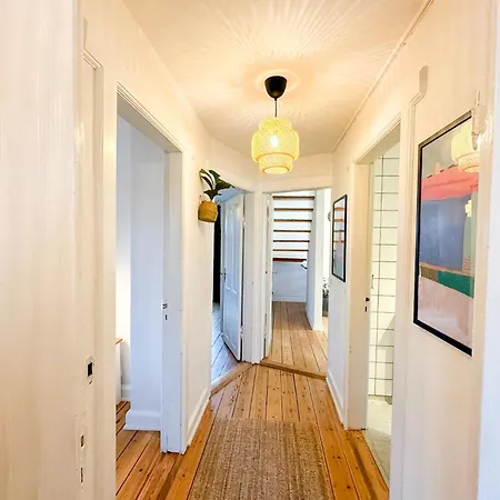Spacious And Modern House Close To Center Apartment